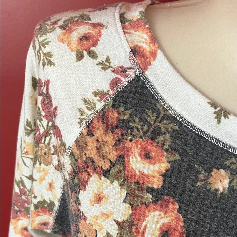 Like new Amazon Floral Gray and Cream Women's Blouse - Picture 4 of 11